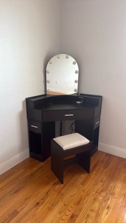 Cute makeup vanity