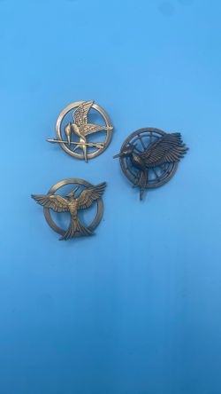  hunger games trilogy pin set 