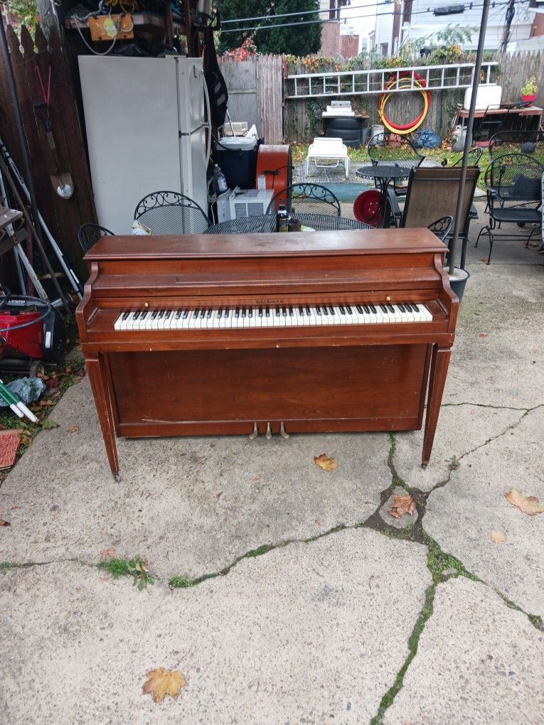 Hallett Davis Piano
