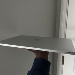 MacBook Pro 15-lnch, 2017 Processor 2.8 GHz Quad-Core Intel Core i7 Graphics Radeon Pro 555 2 GB Intel HD Graphics  MB Memory 16 GB 2133 MHZ L