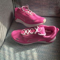 New Puma bright pink shoes sz 11