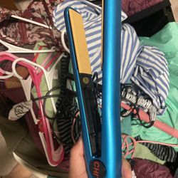 2 Straighteners, 2 Curling Irons SELL ASAP