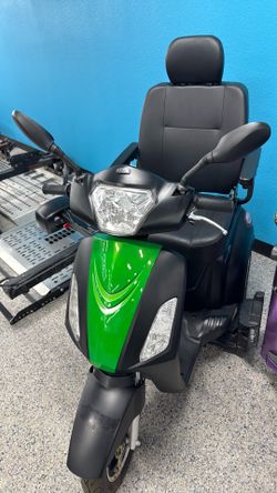 Pride raptor, three wheel mobility scooter with lift