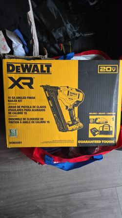 DeWalt XR 15 GA Angled Finish Nailer Kit