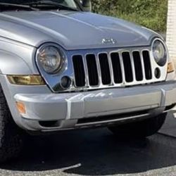 05-07 Jeep Liberty OEM Front Bumper Cover w/ OEM Turn signals Lights 