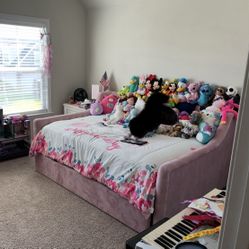 Full Size Day Bed With Twin Trundle