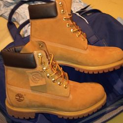 10 1/2 Timberland Boots