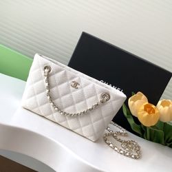 A classic bag for daily lightness