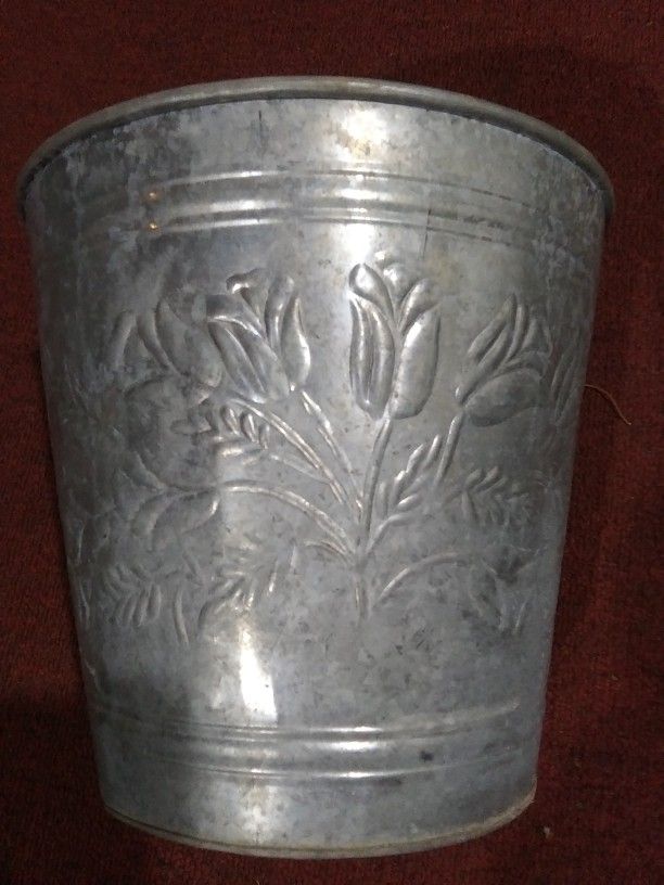 NEW NEVER USED DESIGNER QUALITY Lovely EMBOSSED Metal FLOWER POT 