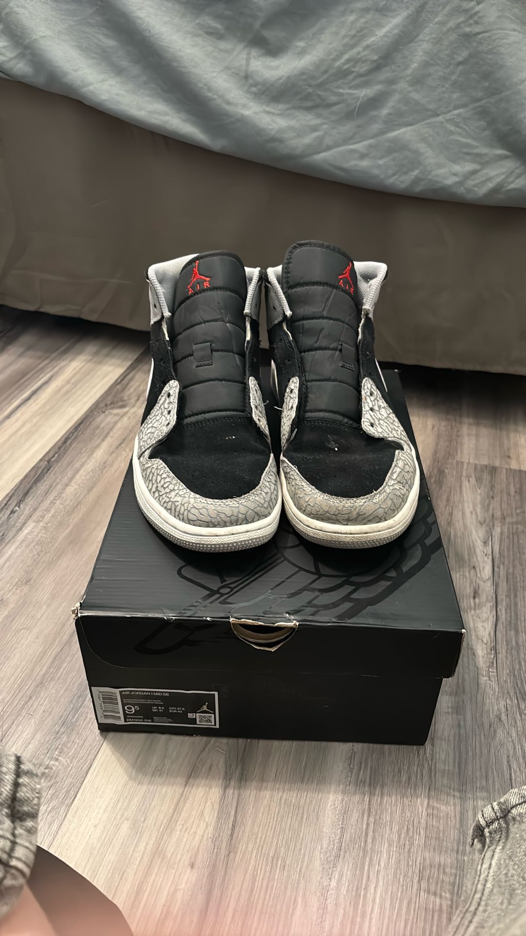 Air Jordan 1 Mid SE Size 9.5