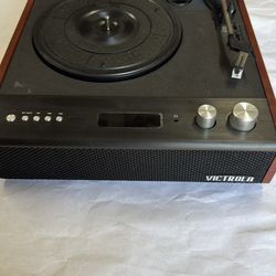 Victrola vinyl record player and bt