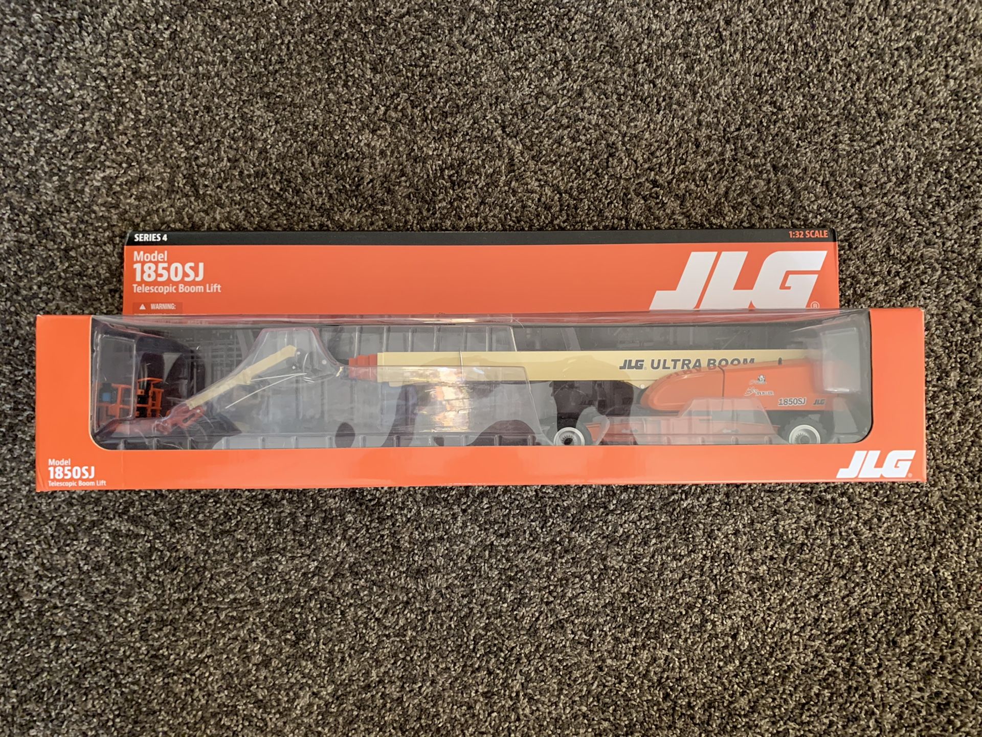 JLG LiFt 1:32 scale model 1850sj telescope boom lift toy model