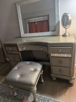 Bedroom vanity