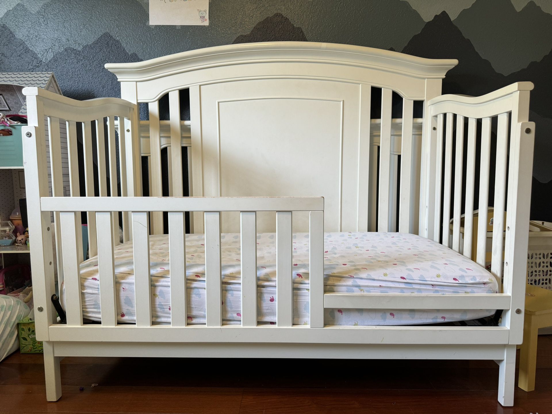 Munire Brunswick Crib with Mattress