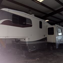 1995 32 Ft Avion 5th Wheel With Super Slide 