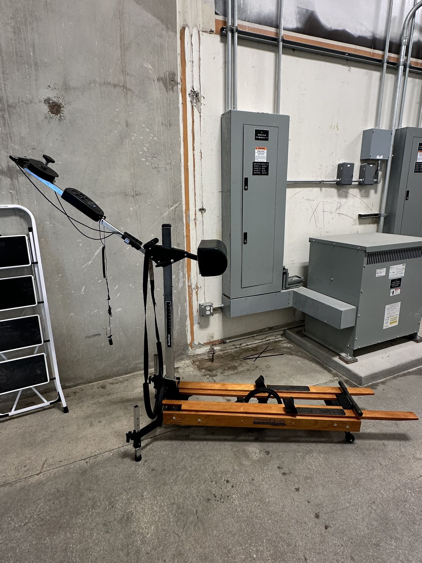 LA WAREHOUSE CLOSING SALE - NORDICTRACK ELLIPTICAL