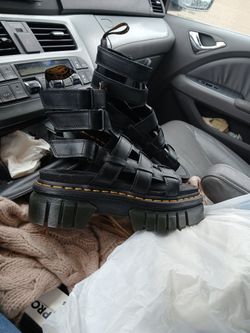 DR MARTENS