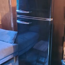 Galanz refrigerator - 7.6 Cubic Feet