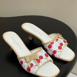 Kitten and bow slippers