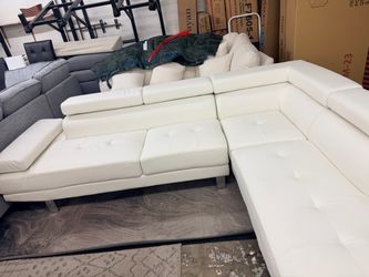 New Sectional Couch with Chaise! Free Delivery 🚚!