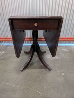 Brandt Traditional Mahogany Drop Leaf Pedestal Table