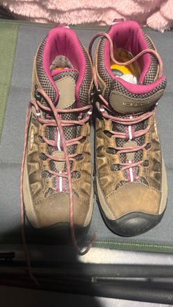 Size 9.5 keens women boots