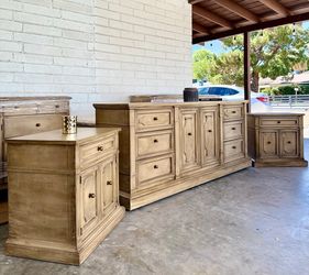 Drexel bedroom set (2 nightstands and dresser)