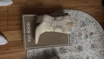 White cowgirl boots size 6.5 Dolce Vita