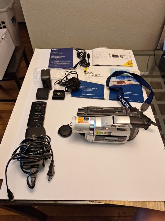 Sony Handycam DCR-TRV820 Digital 8 Camcorder Super Nightshot Plus Extras