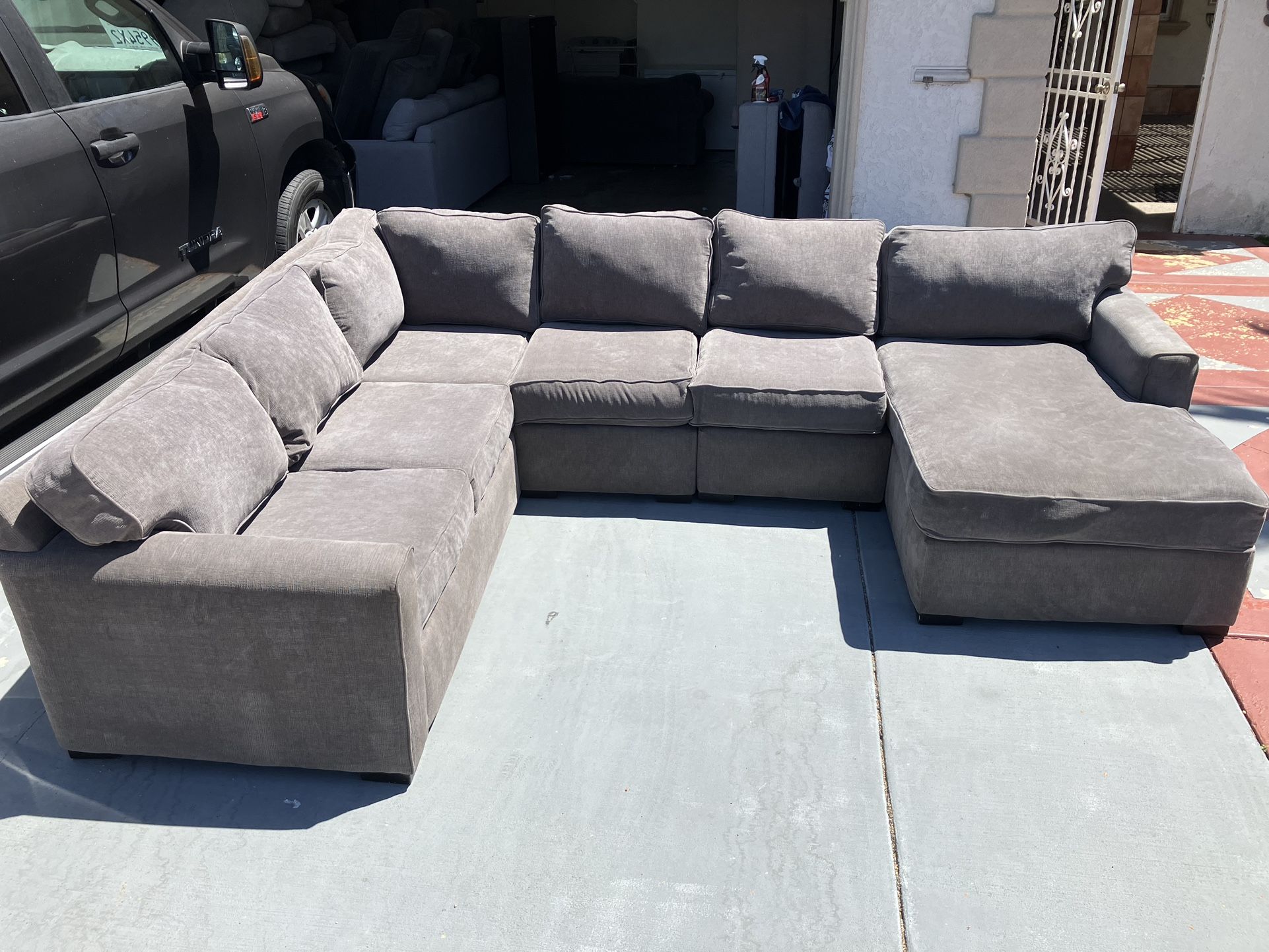 *Free Delivery* Grey Sectional Couch