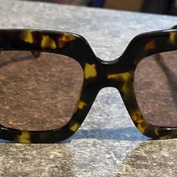 Gucci Tortoise Oversized Shell Square Sunglasses with Gold Accents, BRAND NEW !!