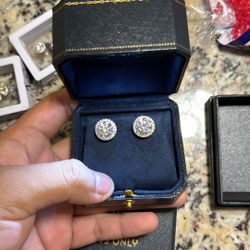 VVS1 Moissanite Halo Stud Earrings 