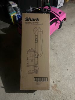 Shark upright vacuum with self cleaning brushroll