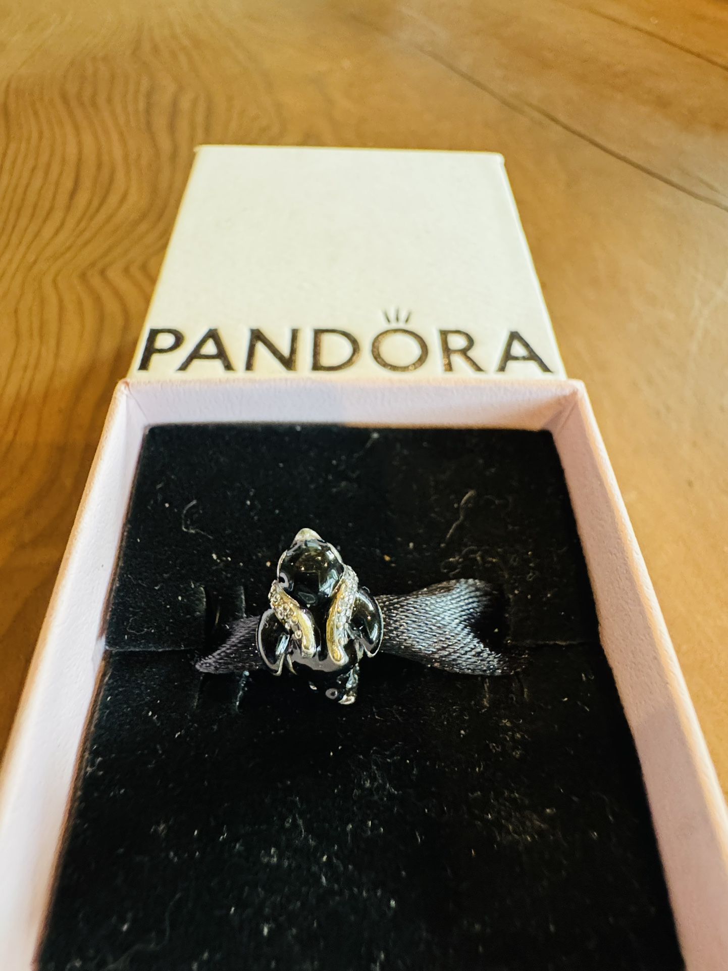 Pandǒra Sterling Silver Skiing Penguin Charm
