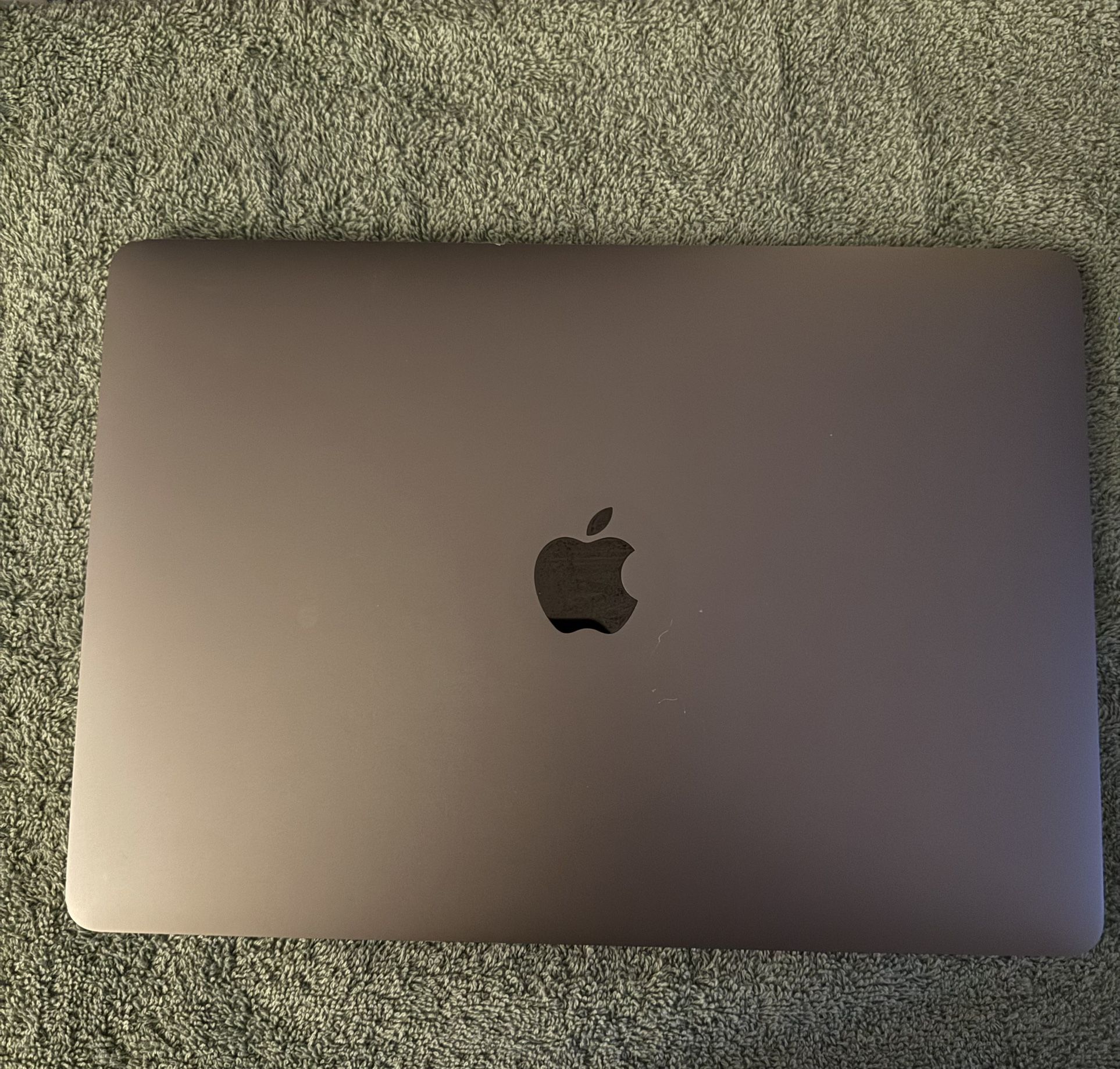 Apple MacBook Pro ( 13 Inch ,2017 Two Thunderbolt 3 ports ) 2.3 GHz Dual Core Intel Core I5 8 GB & 121 GB