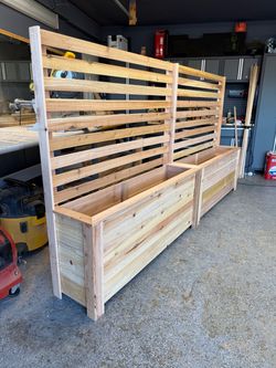 Cedar planter with trellis