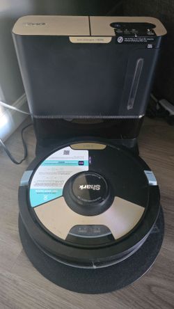 Shark Matrix Plus Robot Vacuum with Bagless Self-Empty Base (Model AV2610BZUS)