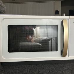 Beautiful by Drew Barrymore 1000watts (white icing) Touch Screen Microwave!!!! Open box!!!