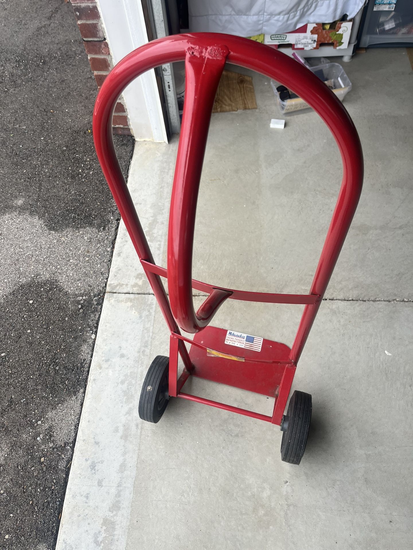 Milwaukee 600lb P-handle Truck