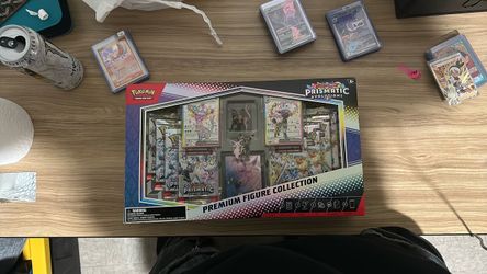 Pokémon Prismatic Evolutions Premium Figure Collection