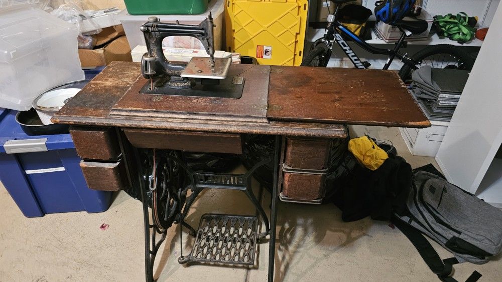 Vintage Singer Sewing Machine β Model 24-70 in Treadle Cabinet (1930s)