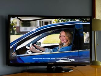 FREE 32” Samsung Smart TV -CRACK ON SCREEN