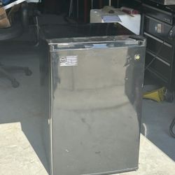 GE 4.4 Cu Ft Refrigerator Freezer 