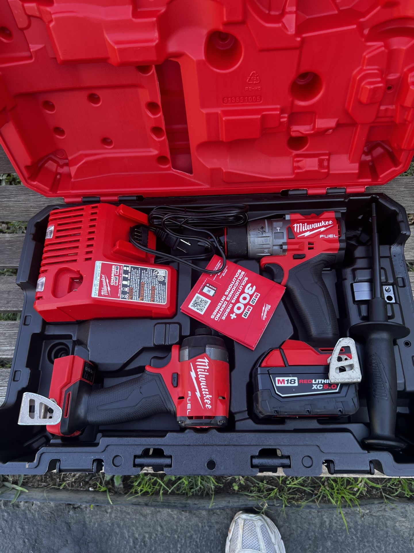 MILWAUKEE JAMMER DRIL AND IMPACT  M18 FUEL 18V Lithium-Ion Brushless Cordless Hammer Drill and Impact Driver Combo Kit with Battery and Charger 