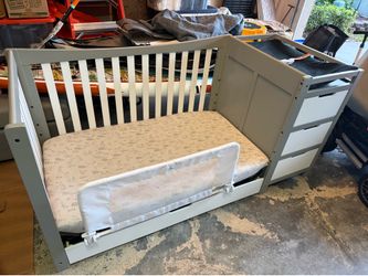 Graco Crib/Toddler Bed with Serta Mattress and Sheets