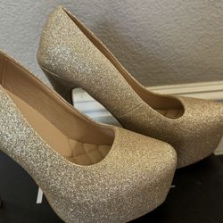 Brandnew Elegant Gold Heels Size 6 Retail Value $159.99 + Tax 