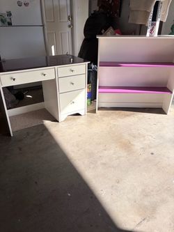 White Desk with Hutch – 4 Drawers & 2 Shelves