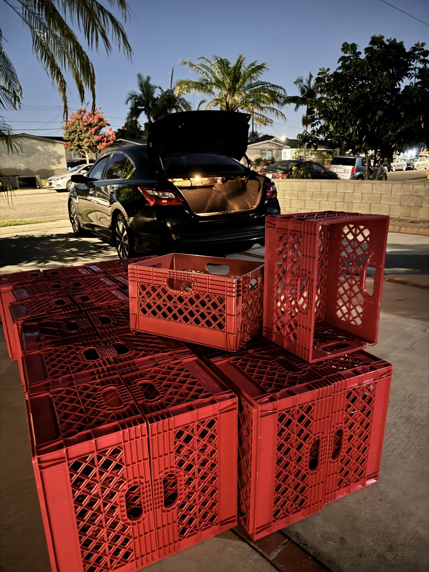 24QT PLASTIC MILK CRATES RED/BLACK