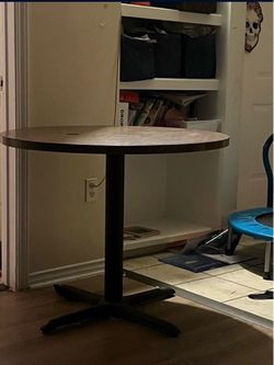 Round diner table