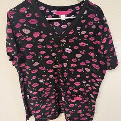 Large Cute Lips Betsy Johnson Women’s Scrub Top. Great Condition.